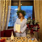 Laureata in lettere moderne, diplomata presso il liceo classico